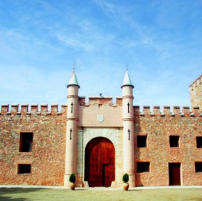 Masía de San Juan, casa rural renovada en Castillo con piscina, Aire Acondicionado y terraza privada